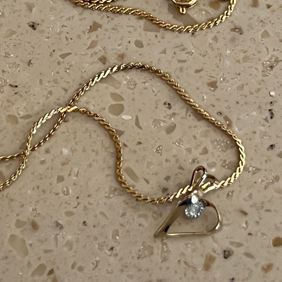 Gold tone necklace and heart pendant - Picture 1 of 3
